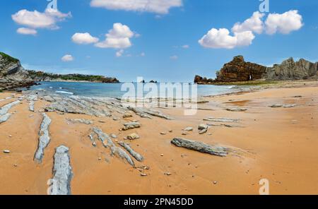 Schönen Sandstrand Playa Del Portiooberfläche (Biskaya, Kantabrien, Spanien) Sommerlandschaft. Atlantik Küste Ansicht mit Felsformationen. Drei Schüsse Stich Stockfoto