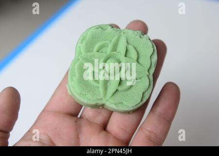 Mungo-Bohnenkuchen in der Hand ist ein exquisites traditionelles chinesisches Dessert Stockfoto