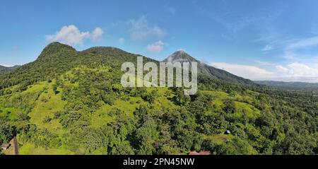 Landschaftspanorama-Bild vom Vulkan Arenal neben dem Regenwald. Stockfoto