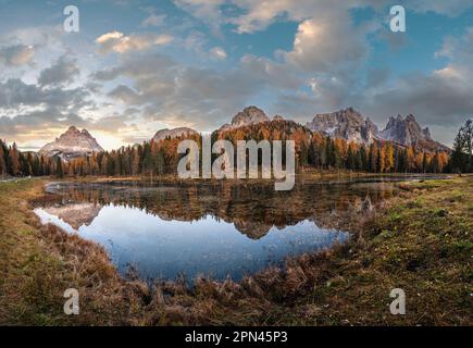 Wunderschöner Herbstabend der Antorno-See und Drei Gipfel von Lavaredo (Lago Di Antorno und Tre Cime di Lavaredo), in den Dolmen, Italien. Malerisches Reisen, Stockfoto