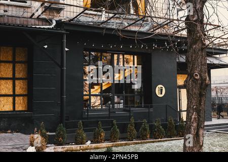 Zerbrochenes Glas von der Explosion. Krieg in der Ukraine Stockfoto