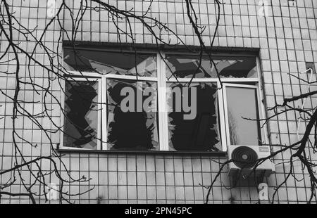 Zerbrochenes Glas von der Explosion. Krieg in der Ukraine Stockfoto