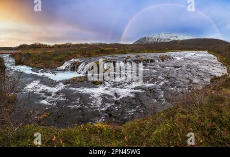 Malerischer Wasserfall Bruarfoss Herbstansicht. Die Jahreszeit ändert sich im südlichen Hochland Islands. Stockfoto