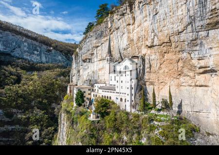 Kirche Madonna von Corona. Zufluchtsort in Italien Stockfoto