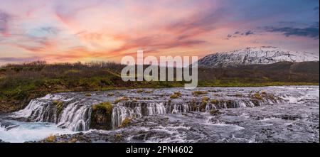 Malerischer Wasserfall Bruarfoss Herbstansicht. Die Jahreszeit ändert sich im südlichen Hochland Islands. Stockfoto