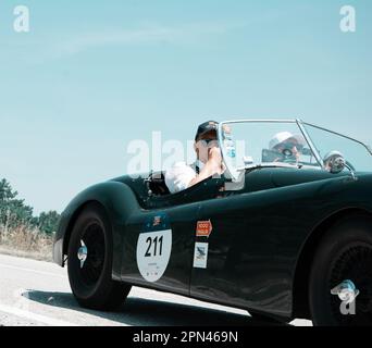 URBINO, ITALIEN - 16. JUNI 2022 : JAGUAR XK120 OTS ROADSTER 1950 auf einem alten Rennwagen in der Rallye Mille Miglia 2022, dem berühmten historischen rennen italiens Stockfoto