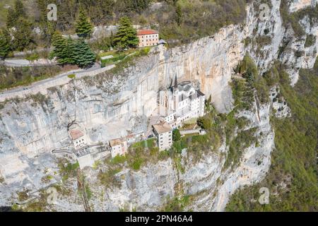 Italienische Alpen, Heiligtum Madonna von Corona. Stockfoto