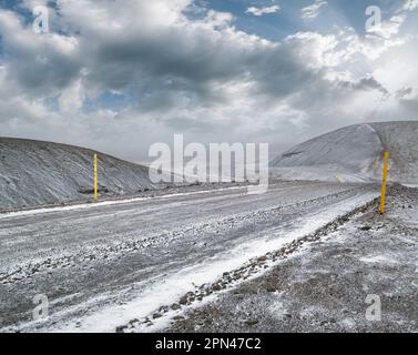 Der Winter kommt. Blick auf die Berge entlang der Kjolur Highland Road F35, Island, Europa. Herbstschneesturm beginnt. Stockfoto