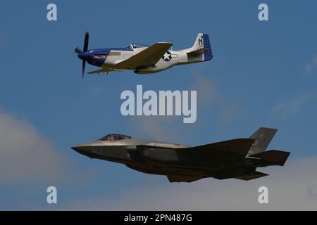 F-35 Lightning II und P-51D Mustang 472216, Miss Helen, bei RIAT 2016, Fairford, England, Stockfoto