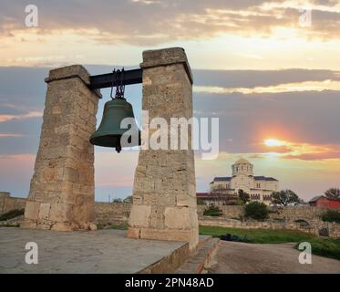 Am Abend der Glocke von Chersones (alte Stadt) und St Vladimirs Kathedrale (Sewastopol, Krim, Ukraine) Stockfoto