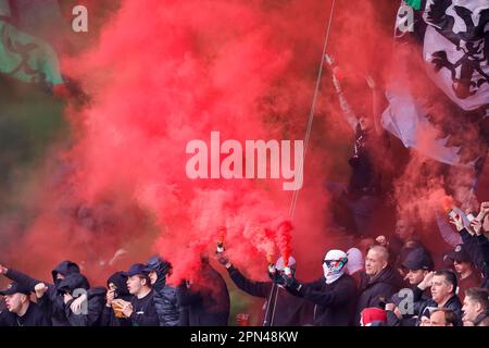 16-04-2023: Sport: NEC gegen Vitesse NIJMEGEN, NIEDERLANDE - APRIL 16: Fans von NEC mit Pyro während des Spiels Eredivisie NEC Nijmegen und SBV Vitesse AT Stockfoto