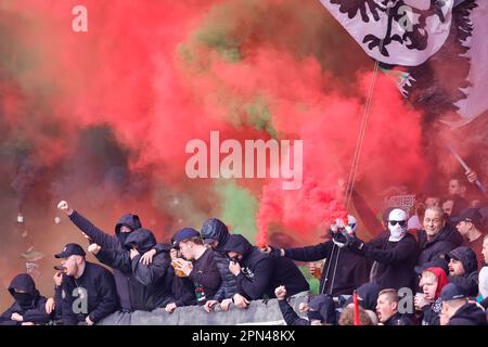 16-04-2023: Sport: NEC gegen Vitesse NIJMEGEN, NIEDERLANDE - APRIL 16: Fans von NEC mit Pyro während des Spiels Eredivisie NEC Nijmegen und SBV Vitesse AT Stockfoto