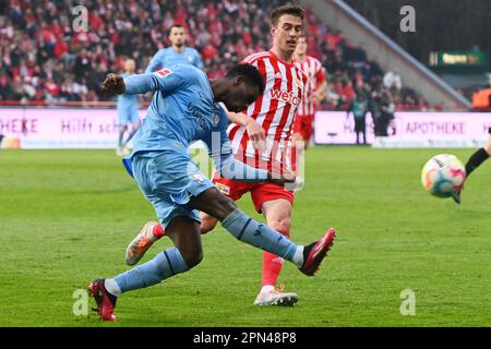 Berlin, Deutschland. 16. April 2023. Berlin, Deutschland. April 16. 2023: Jordi Osei-Tutu (18) von VfL Bochum legt den Ball während des Spiels Bundesliga - 1. FC Union Berlin gegen VfL Bochum - an der Alten Foersterei. Berlin, Deutschland. (Ryan Sleiman /SPP) Guthaben: SPP Sport Press Photo. Alamy Live News Stockfoto