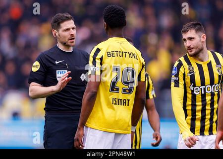 16-04-2023: Sport: NEC/Vitesse NIJMEGEN, NIEDERLANDE - APRIL 16: Schiedsrichter Jochem Kamphuis und Nicolas Isimat-Mirin (Vitesse Arnhem) während des Spiels Stockfoto