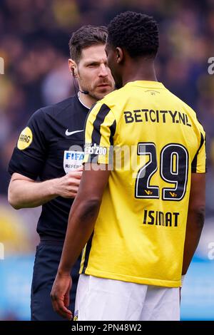 16-04-2023: Sport: NEC/Vitesse NIJMEGEN, NIEDERLANDE - APRIL 16: Schiedsrichter Jochem Kamphuis und Nicolas Isimat-Mirin (Vitesse Arnhem) während des Spiels Stockfoto