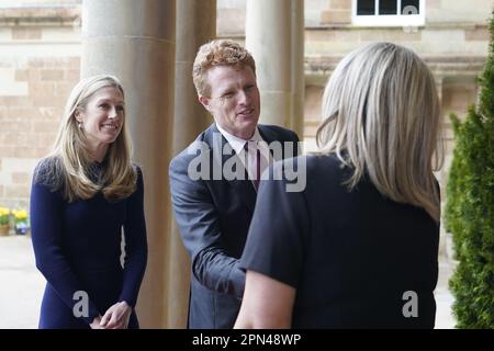 Joe Kennedy III. Sondergesandter für Nordirland und seine Frau Lauren Anne Birchfield nehmen an einem Galadinner Teil, um Mo Mowlams Beitrag zum Friedensprozess zu würdigen und den 25. Jahrestag des Karfreitagsabkommens im Schloss Hillsborough in Nordirland zu feiern. Foto: Sonntag, 16. April 2023. Stockfoto