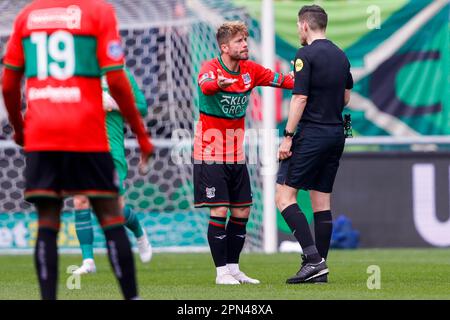 16-04-2023: Sport: NEC gegen Vitesse NIJMEGEN, NIEDERLANDE - APRIL 16: Lasse Schone (NEC Nijmegen) und Schiedsrichter Jochem Kamphuis während des Spiels Eredivisi Stockfoto