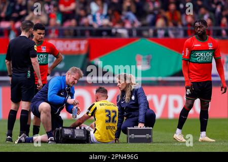 16-04-2023: Sport: NEC gegen Vitesse NIJMEGEN, NIEDERLANDE - APRIL 16: Maximilian Wittek (Vitesse Arnhem) verletzt während des Spiels Eredivisie NEC Nijmege Stockfoto