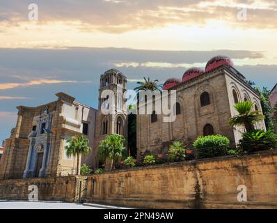 Die Kirche von Santa Maria dell'Ammiraglio (martorana) und Kirche San Cataldo, Altstadt von Palermo, Sizilien, Italien. Stockfoto