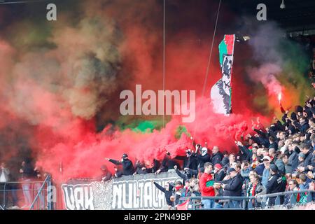 16-04-2023: Sport: NEC gegen Vitesse NIJMEGEN, NIEDERLANDE - APRIL 16: Fans von NEC mit Pyro während des Spiels Eredivisie NEC Nijmegen und SBV Vitesse AT Stockfoto