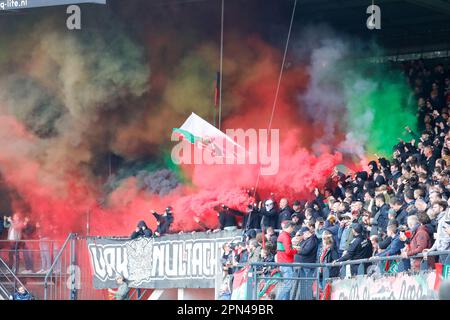 16-04-2023: Sport: NEC gegen Vitesse NIJMEGEN, NIEDERLANDE - APRIL 16: Fans von NEC mit Pyro während des Spiels Eredivisie NEC Nijmegen und SBV Vitesse AT Stockfoto