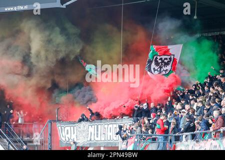 16-04-2023: Sport: NEC gegen Vitesse NIJMEGEN, NIEDERLANDE - APRIL 16: Fans von NEC mit Pyro während des Spiels Eredivisie NEC Nijmegen und SBV Vitesse AT Stockfoto