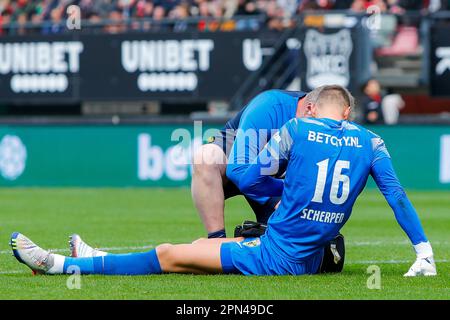 16-04-2023: Sport: NEC gegen Vitesse NIJMEGEN, NIEDERLANDE - APRIL 16: Torhüter Kjell Scherpen (Vitesse Arnhem) beim Spiel Eredivisie NEC verletzt Stockfoto