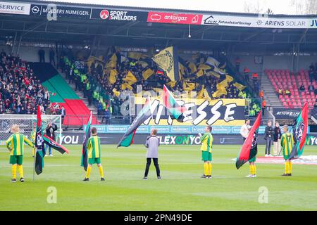 16-04-2023: Sport: NEC gegen Vitesse NIJMEGEN, NIEDERLANDE - APRIL 16: Kinder mit Flaggen vor dem Spiel während des Spiels Eredivisie NEC Nijmegen und SBV Stockfoto