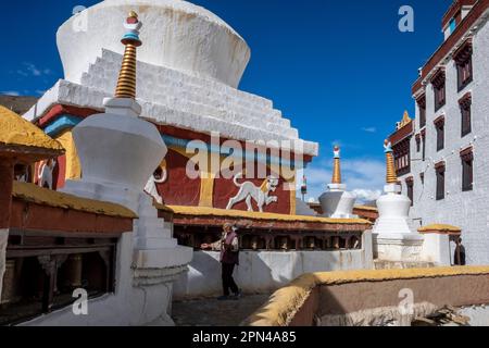 Ein Einheimischer geht vorbei an den Chortens des Lamyuru Klosters, Ladakh, Indien Stockfoto