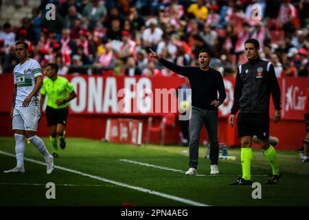 Girona, Spanien. 16. April 2023. Cheftrainer Michel (FC Girona) bei einem Spiel in La Liga Santander zwischen dem FC Girona und dem CF Elche im Estadio Municipal de Montilivi in Girona, Spanien am 16. April 2023. (Foto/Felipe Mondino) Kredit: Unabhängige Fotoagentur/Alamy Live News Stockfoto