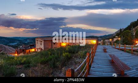 Sunrise alte mittelalterliche Stilo famos und Blick auf das Dorf in Kalabrien, Süditalien. Stockfoto