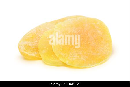 Ein Haufen getrockneter, reifer Mangostücke, isoliert auf weiß. Stockfoto