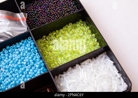 Bunte Perlen in Behältern, Nahaufnahme, Kunsthandwerk, Makrofoto Stockfoto