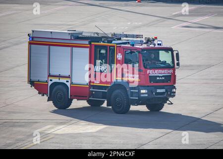 Bundeswehr-Feuerwehr-Einsatzfahrzeug bei der Notfallübung der Werkfeuerwehr, der Feuerwehr Köln und den Hilfsorganisationen am Flughafen Köln/Bonn. Im Stockfoto