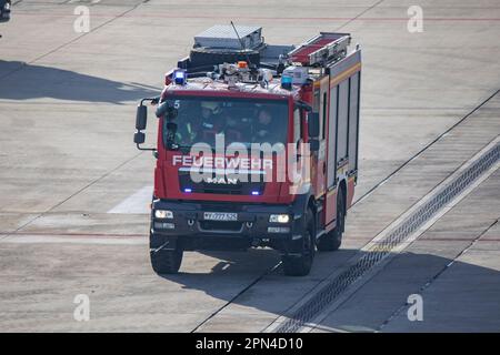 Bundeswehr-Feuerwehr-Einsatzfahrzeug bei der Notfallübung der Werkfeuerwehr, der Feuerwehr Köln und den Hilfsorganisationen am Flughafen Köln/Bonn. Im Stockfoto