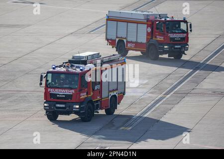 Bundeswehr-Feuerwehr-Einsatzfahrzeug bei der Notfallübung der Werkfeuerwehr, der Feuerwehr Köln und den Hilfsorganisationen am Flughafen Köln/Bonn. Im Stockfoto