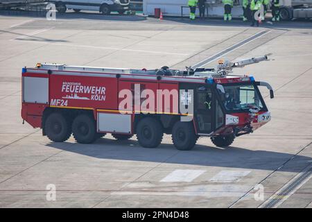 Einsatzfahrzeug der Bundeswehr-Feuerwehr Köln bei der Notfallübung der Werkfeuerwehr, der Feuerwehr Köln und den Hilfsorganisationen am Flughafen Köln Stockfoto