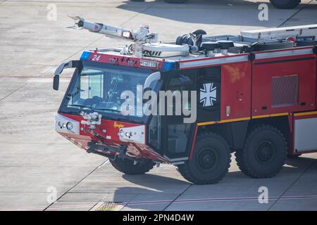 Einsatzfahrzeug der Bundeswehr-Feuerwehr Köln bei der Notfallübung der Werkfeuerwehr, der Feuerwehr Köln und den Hilfsorganisationen am Flughafen Köln Stockfoto