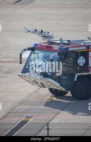 Einsatzfahrzeug der Bundeswehr-Feuerwehr Köln bei der Notfallübung der Werkfeuerwehr, der Feuerwehr Köln und den Hilfsorganisationen am Flughafen Köln Stockfoto