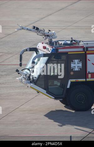 Einsatzfahrzeug der Bundeswehr-Feuerwehr Köln bei der Notfallübung der Werkfeuerwehr, der Feuerwehr Köln und den Hilfsorganisationen am Flughafen Köln Stockfoto