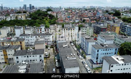 salvador, bahia, brasilien - 26. februar 2023: Blick auf Wohngebäude in einer beliebten Wohnwohnung im Viertel Resgate in der Stadt Salva Stockfoto