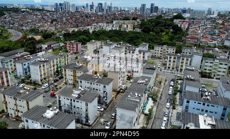 salvador, bahia, brasilien - 26. februar 2023: Blick auf Wohngebäude in einer beliebten Wohnwohnung im Viertel Resgate in der Stadt Salva Stockfoto