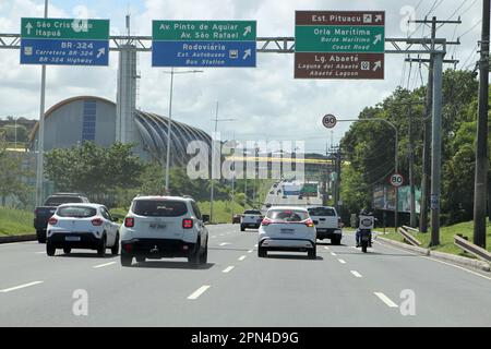 salvador, bahia, brasilien - 13. april 2023: Fahrzeugverkehr auf der Luiz Viana Avenue in der Stadt Salvador. Stockfoto