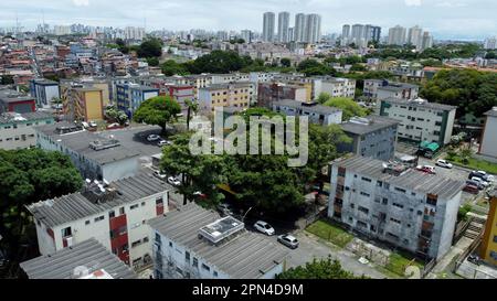 salvador, bahia, brasilien - 26. februar 2023: Blick auf Wohngebäude in einer beliebten Wohnwohnung im Viertel Resgate in der Stadt Salva Stockfoto