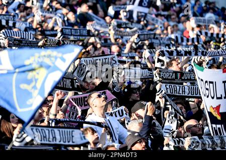 Reggio Emilia, Italien. 16. April 2023. Juventus-Fans feuern beim Fußballspiel der Serie A zwischen US Sassuolo und dem FC Juventus im Citta del Tricolore Stadion in Reggio Emilia (Italien) am 16. 2023. April an. Kredit: Insidefoto di andrea staccioli/Alamy Live News Stockfoto