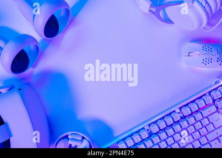 Professioneller Gaming-Schreibtisch mit verschiedenem Zubehör Deckel in Farbe Stockfoto