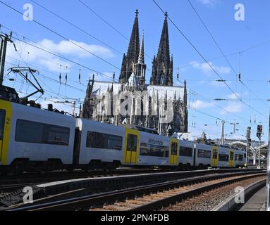 Köln, Deutschland. 09. April 2023. Der Eingang zum Kölner Hauptbahnhof mit einem Transregio der Mittelrhein-Bahn auf den Gleisen und dem Kölner Dom. Kredit: Horst Galuschka/dpa/Alamy Live News Stockfoto