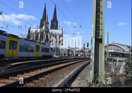 Köln, Deutschland. 09. April 2023. Der Eingang zum Kölner Hauptbahnhof mit einem Transregio der Mittelrhein-Bahn auf den Gleisen und dem Kölner Dom. Kredit: Horst Galuschka/dpa/Alamy Live News Stockfoto