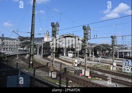 Köln, Deutschland. 09. April 2023. Der Eingang zum Kölner Hauptbahnhof mit EIS auf den Gleisen. Kredit: Horst Galuschka/dpa/Alamy Live News Stockfoto