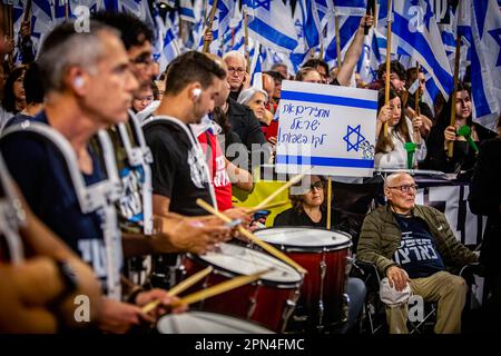 Netanya, Israel. 15. April 2023. Ein israelischer Demonstrant hält ein Plakat auf Hebräisch, auf dem "Israel wieder in seinen Verstand zurückdrängt" während einer Anti-Reformen-Demonstration in Netanya nördlich von Tel Aviv steht. Hunderttausende Menschen versammelten sich für die 15. Woche in Folge gegen Netanjahus Pläne für die richterliche Überarbeitung der Koalition, einen Tag, nachdem die führende Ratingagentur Moody's Israels wirtschaftliche Aussichten von positiv auf stabil heruntergestuft hatte, inmitten der höchst umstrittenen Vorschläge der Koalition, die Justiz zu fesseln. (Foto: Eyal Warshavsky/SOPA Images/Sipa USA) Guthaben: SIPA USA/Alamy Live News Stockfoto